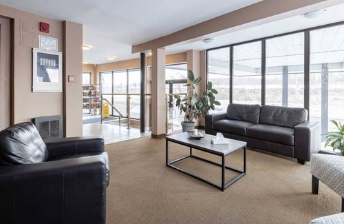 Niagara Falls Hotel | Niagara River Hotel with Pool - 5 Bedrooms Group