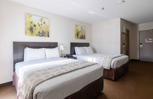 Niagara Falls Hotel | Niagara River Hotel with Pool - 5 Bedrooms Group