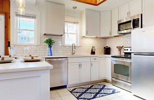 Pine Point Casa | Niblet Cottage by Bayley Vacation Rentals