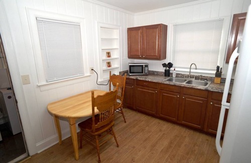 New Bern Cabaña | Nice 2 BR Cottage Near Downtown WIFI and Kitchen