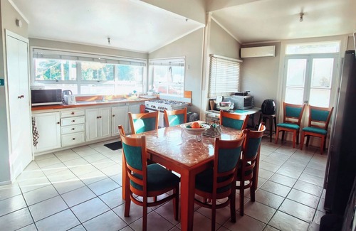 Whangarei Villa | Nice 5 bedrooms villa BNB at Whangarei Town center. Next to supermarket/ schools