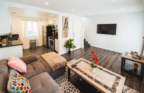 Wilshire Apartamento | Nice and Close to Downtown 1 Bedroom Sleeps 4