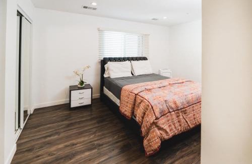 Wilshire Apartamento | Nice and Close to Downtown 1 Bedroom Sleeps 4