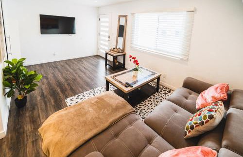 Wilshire Apartamento | Nice and Close to Downtown 1 Bedroom Sleeps 4