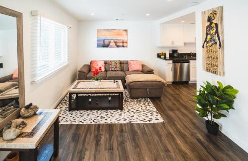 Wilshire Apartamento | Nice and Close to Downtown 1 Bedroom Sleeps 4