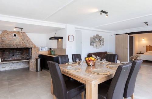Macanet de la Selva Casa | Precioso apartamento en villa con A/C, WIFI, piscina privada, TV, patio y aparcamiento