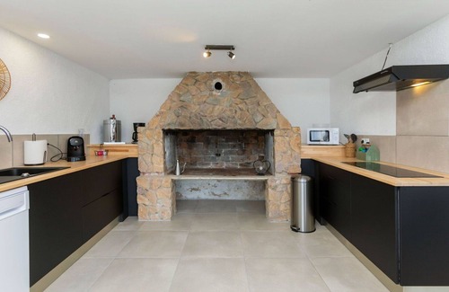 Macanet de la Selva Casa | Precioso apartamento en villa con A/C, WIFI, piscina privada, TV, patio y aparcamiento