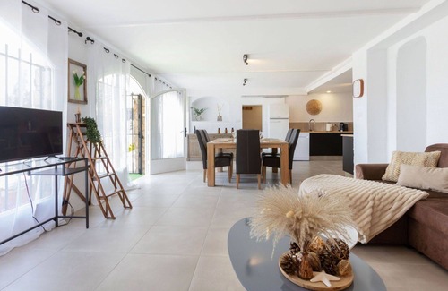 Macanet de la Selva Casa | Precioso apartamento en villa con A/C, WIFI, piscina privada, TV, patio y aparcamiento