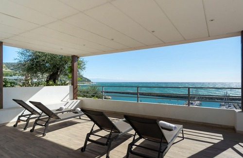 San Lorenzo al Mare Casa | Acogedor apartamento en villa con A/C, WIFI, TV, terraza, mascotas permitida y aparcamiento