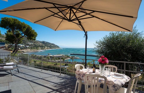 San Lorenzo al Mare Casa | Acogedor apartamento en villa con A/C, WIFI, TV, terraza, mascotas permitida y aparcamiento
