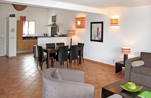 La Rouviere Apartamento | Acogedor apartamento con WIFI, A/C, piscina, TV, patio, mascotas permitida y aparcamiento