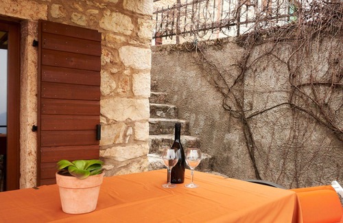 Caprino Veronese Casa | Bonito apartamento en villa para 2 personas con WIFI, TV, terraza y aparcamiento