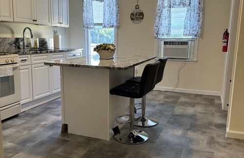 Utica Apartamento | Nice Apartment Downtown Utica Second floor located close night club Varick st