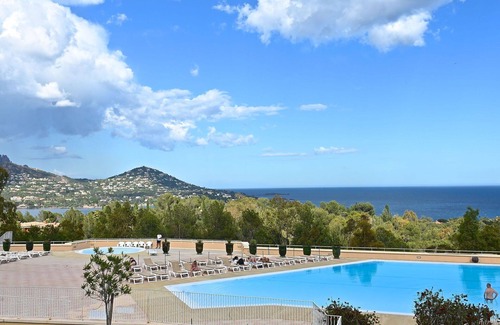 Cap Esterel Apartamento | Bonito apartamento para 4 personas con piscina, WIFI, TV, terraza, mascotas permitida y aparcamiento