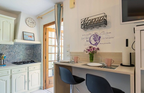 Kerlouan Apartamento | Hermoso apartamento para 2 personas con WIFI, TV, patio, mascotas permitida y aparcamiento