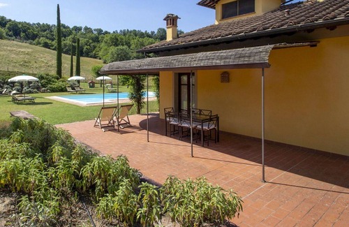 San Giovanni Valdarno Apartamento | Bonito apartamento para 4 personas con WIFI, piscina, TV, mascotas permitida y aparcamiento