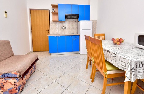 Tribanj Apartamento | Acogedor apartamento para 3 personas con WIFI, A/C, TV, terraza y aparcamiento