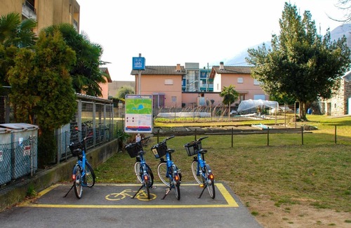 Riazzino Apartamento | Hermoso apartamento para 4 personas con WIFI, TV, terraza, vista panorámica y aparcamiento