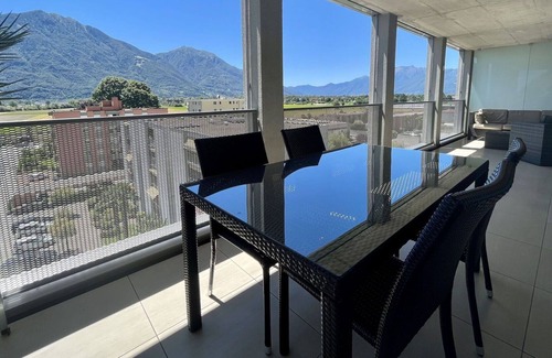 Riazzino Apartamento | Hermoso apartamento para 4 personas con WIFI, TV, terraza, vista panorámica y aparcamiento