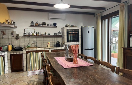 Artallo Apartamento | Acogedor apartamento para 4 personas con WIFI, A/C, TV, patio y aparcamiento