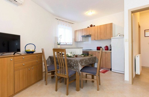 Martina Apartamento | Hermoso apartamento para 4 personas con A/C, WIFI, TV, terraza y aparcamiento