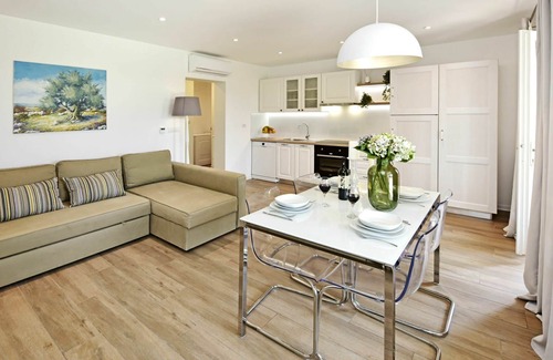 Kastelir-Labinci Apartamento | Acogedor apartamento para 6 personas con A/C, WIFI, piscina, TV, patio y aparcamiento