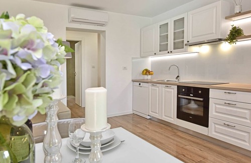 Kastelir-Labinci Apartamento | Acogedor apartamento para 6 personas con A/C, WIFI, piscina, TV, patio y aparcamiento
