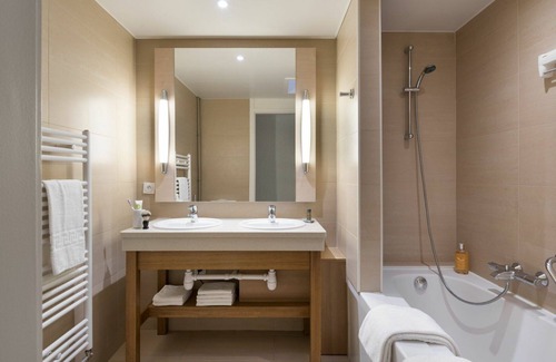 Les Barils Casa | Hermoso apartamento en villa para 4 personas con jacuzzi, WIFI, piscina, TV, terraza y aparcamiento