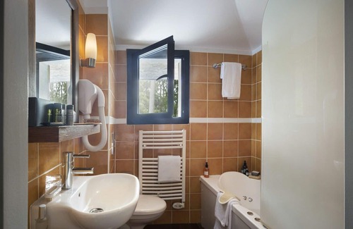 Les Barils Casa | Acogedor apartamento en villa para 6 personas con WIFI, piscina, jacuzzi, TV, terraza y aparcamiento