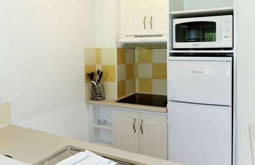 Montauroux Casa | Hermoso apartamento en villa con A/C, WIFI, piscina, TV, terraza, mascotas permitida y aparcamiento