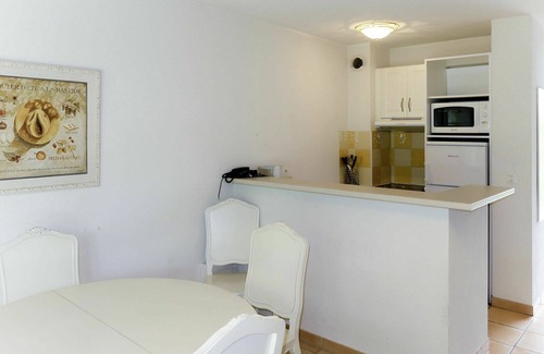 Montauroux Casa | Hermoso apartamento en villa con A/C, WIFI, piscina, TV, terraza, mascotas permitida y aparcamiento