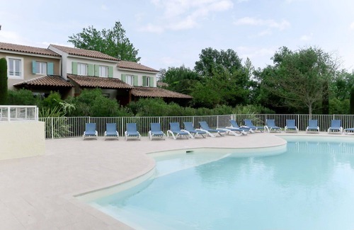 Montauroux Casa | Hermoso apartamento en villa con A/C, WIFI, piscina, TV, terraza, mascotas permitida y aparcamiento