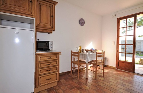Velleron Casa | Acogedor apartamento en villa para 4 personas con WIFI, piscina, TV, terraza y aparcamiento