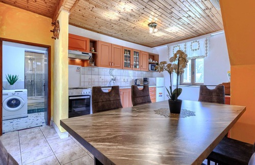 Pinezici Casa | Acogedor apartamento en villa con A/C, piscina, WIFI, TV, terraza, mascotas permitida y aparcamiento