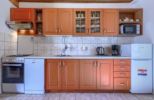 Pinezici Casa | Acogedor apartamento en villa con A/C, piscina, WIFI, TV, terraza, mascotas permitida y aparcamiento