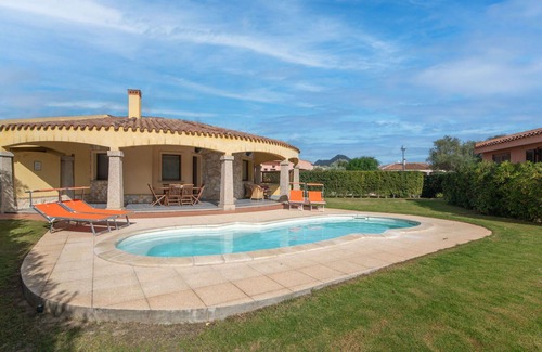Muravera Casa | Bonito apartamento en villa con A/C, WIFI, piscina privada, TV, terraza y aparcamiento