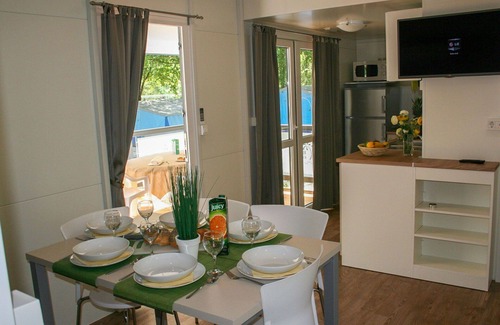Zelena Casa | Bonito apartamento en villa para 6 personas con WIFI, piscina, A/C, TV, terraza y aparcamiento
