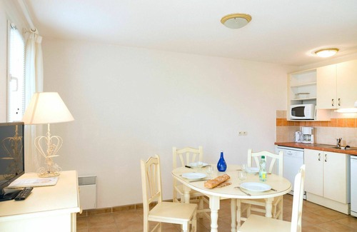 Homps Casa | Hermoso apartamento en villa con WIFI, piscina, jacuzzi, TV, terraza, aparcamiento