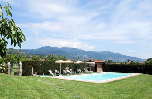 San Michele di Moriano Villa | Hermoso apartamento en villa para 4 personas con WIFI, piscina, TV, patio y aparcamiento