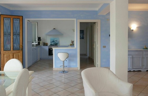 Monade Santa Lucia Villa | Acogedor apartamento en villa con A/C, WIFI, piscina, TV, patio, vista panorámica, aparcamiento