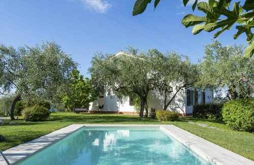 Monade Santa Lucia Villa | Acogedor apartamento en villa con A/C, WIFI, piscina, TV, patio, vista panorámica, aparcamiento