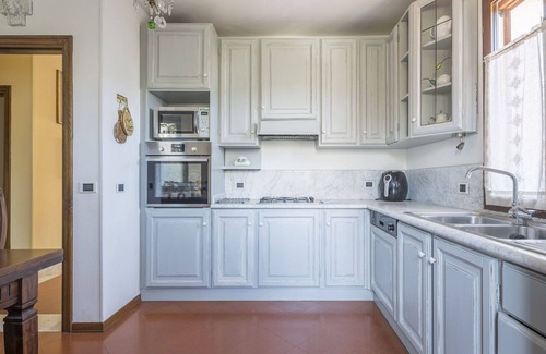 Seravezza Apartamento | Acogedor apartamento con jacuzzi, A/C, WIFI, balcón, mascotas permitida y aparcamiento