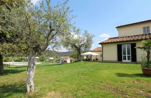 Massa Marittima Villa | Bonito apartamento en villa para 6 personas con piscina, WIFI, TV, terraza y aparcamiento