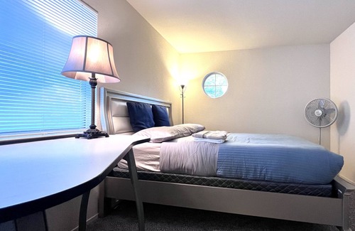 Stockton Casa | Nice Big Bedroom in 2500 SQFT Single House p2
