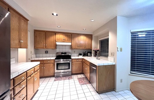 Stockton Casa | Nice Big Bedroom in 2500 SQFT Single House p2