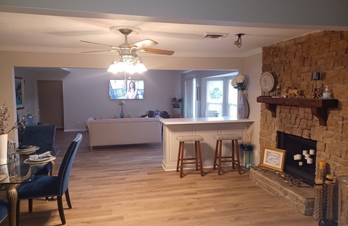 Kansas City Casa | Nice Centrally Located Home