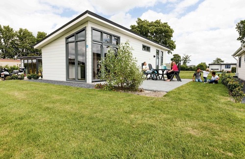 Cromvoirt Chalet De Esquí | Nice chalet on a holiday park near Cromvoirt