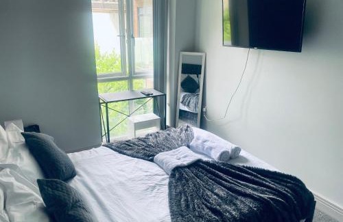 Barking Casa | Nice Double Room with private Bathroom