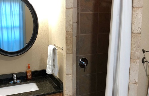 Dallas Casa | The Beckley - New House Southcentral Dallas - ¡Bañera de hidromasaje!