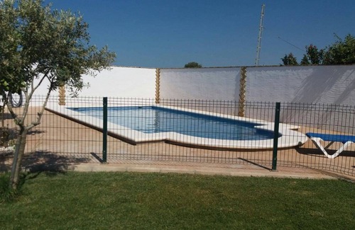 Campano Casa | Bonita casa con piscina privada y jardín grande, cerca del pinar, con barbacoa merendero, Wifi, para 6-7 personas